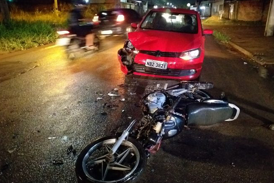 Motorista tenta fazer ultrapassagem e bate de frente com motociclista