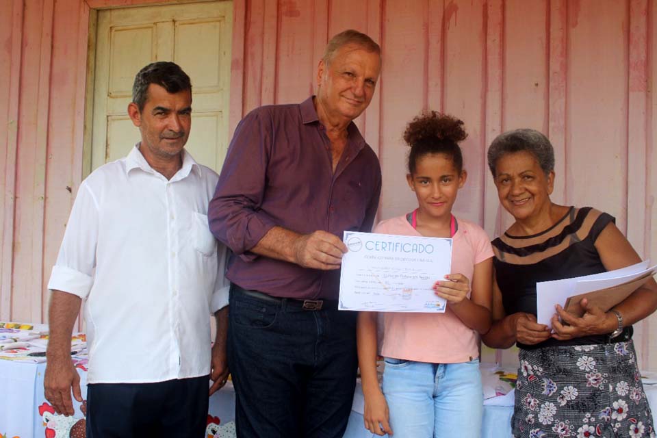 Adelino Follador faz visitas em Monte Negro, Buritis e entrega certificados do Curso de Pintura em tecido no distrito de Rio Branco