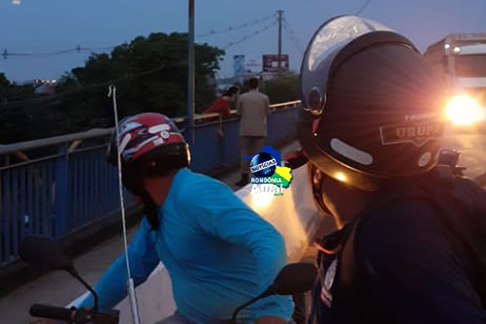 Transtornada, mulher tenta se jogar da ponte do Rio Machado 