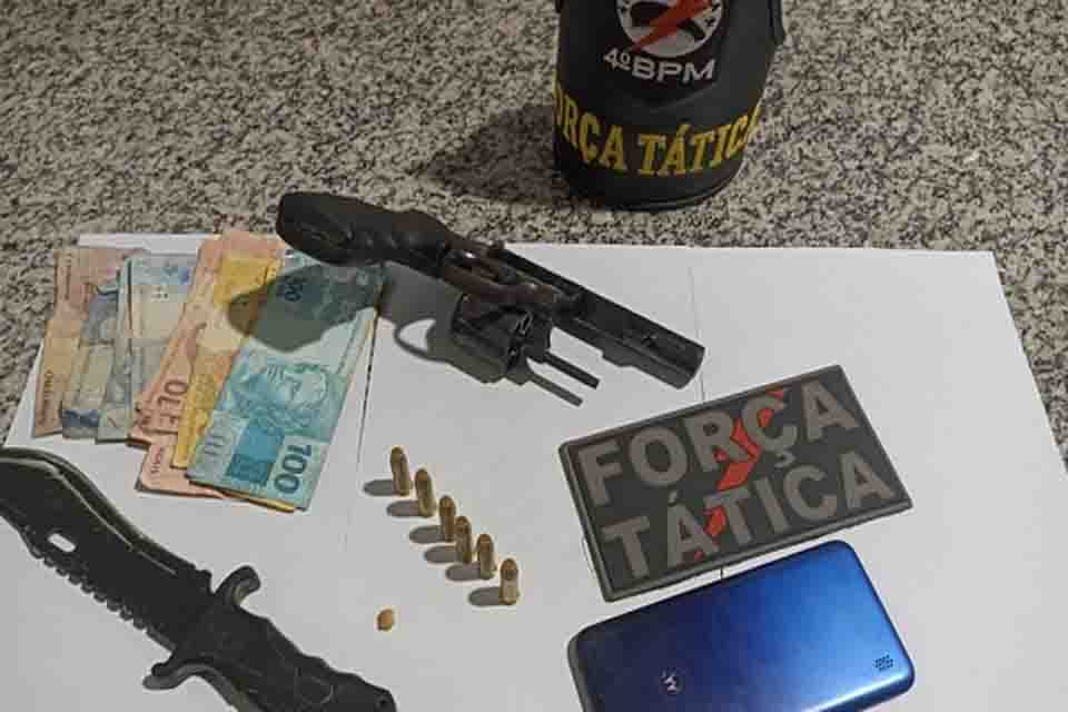 Força Tática aborda veículo e apreende arma de fogo, faca e porção de droga