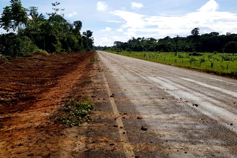 Regional do Departamento de Estradas de Rodagem faz serviços de manutenção das ROs 133 e 255