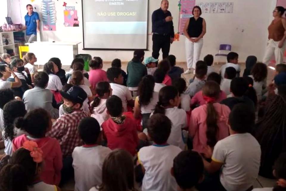 Semas ministra palestra na Escola Joao Batista Dias para combater as drogas