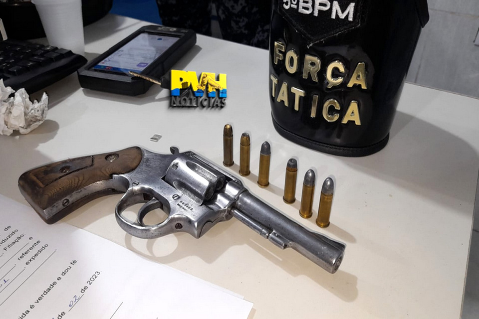 Apenado monitorado e namorada são presos com arma após perseguição