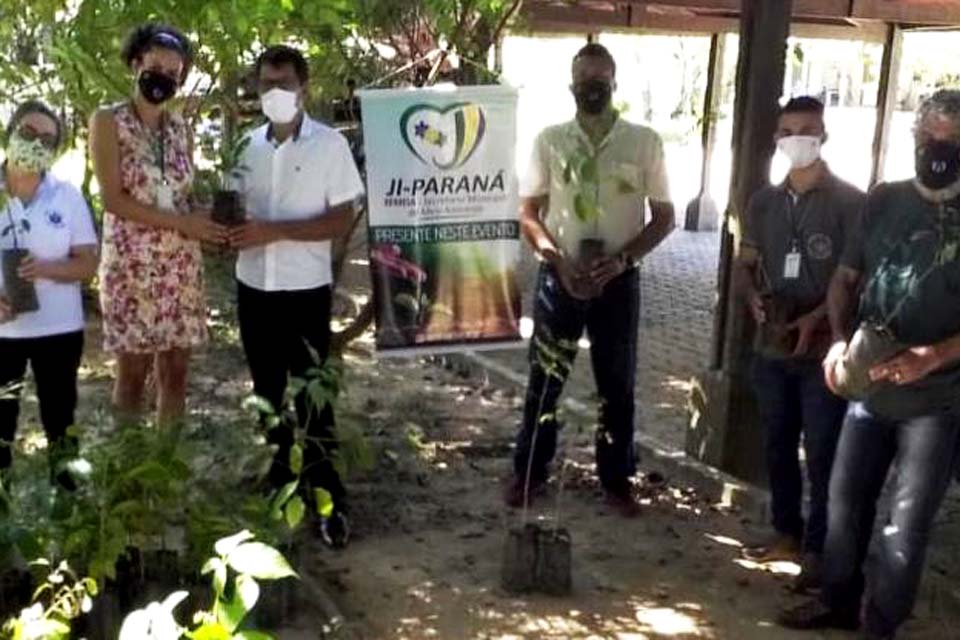 Servidores do Fórum ganham mudas de árvores na Semana do Meio Ambiente