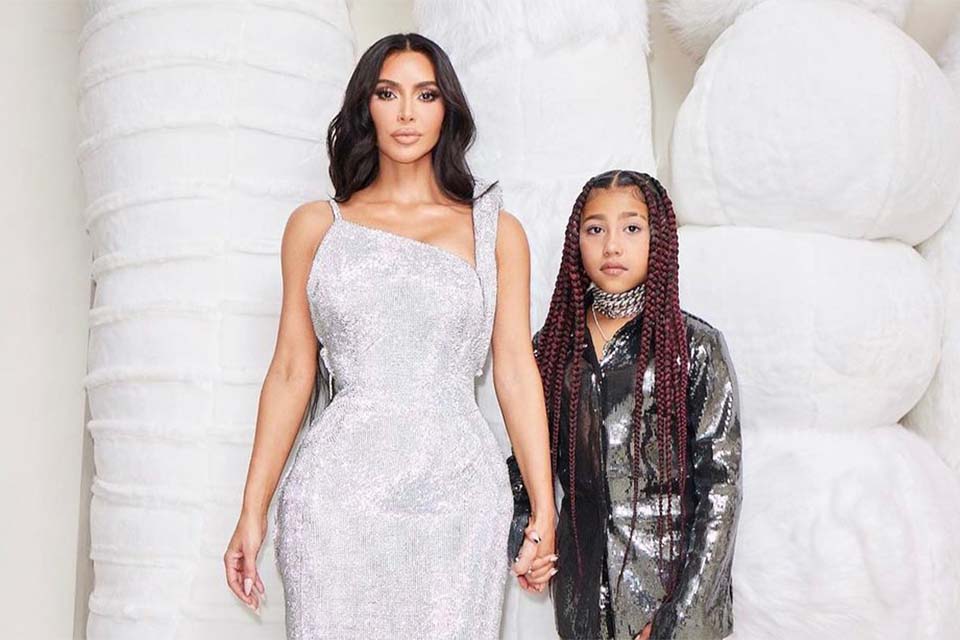 Kim Kardashian é criticada ao mostrar a filha de 9 anos usando salto e maquiagem