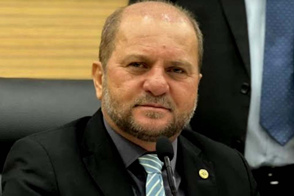 Deputado Estadual Cirone Deiró busca solução para regularização de voos da Azul em Rondônia