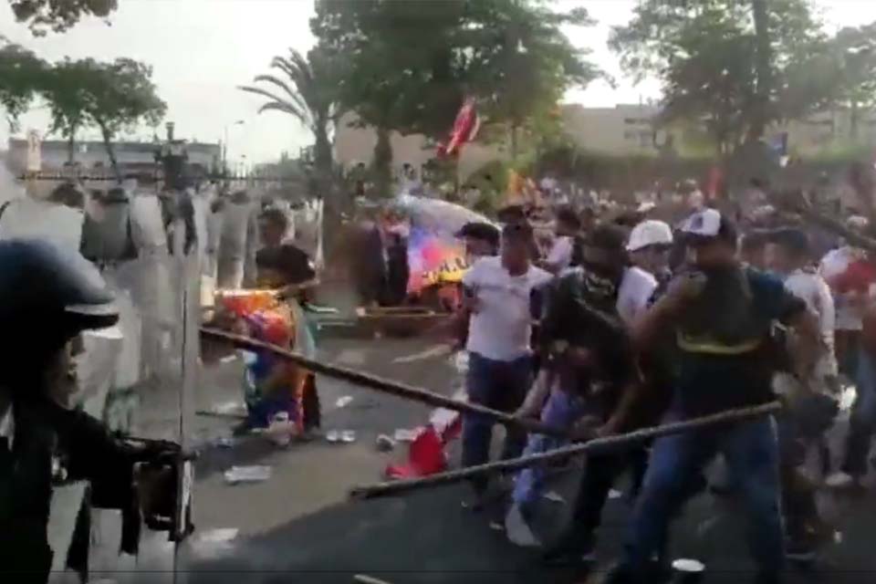 Protestos no Peru deixam mais de 50 feridos após confronto com a polícia 