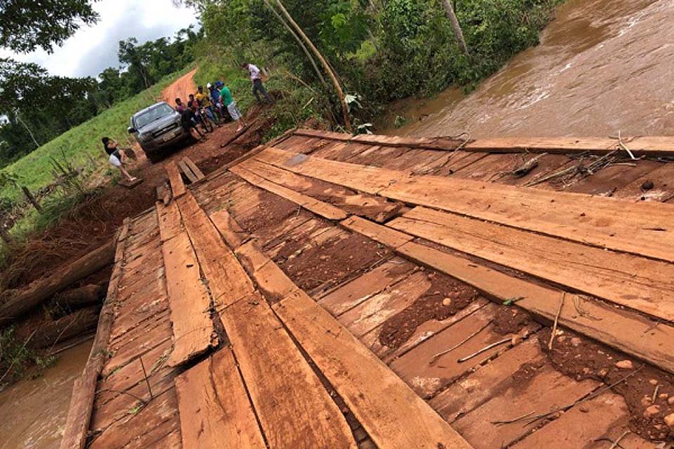 Moradores reclamam de má condição de ponte na Linha 85 que dificulta a passagem pelo local