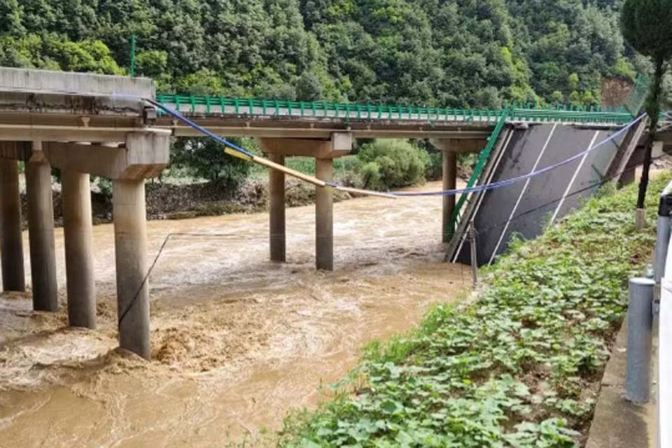 Queda de ponte durante chuva mata 11 pessoas e deixa outras 30 desaparecidas na China