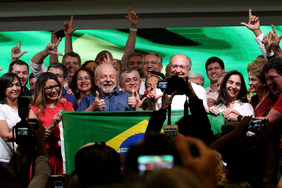 Em primeiro discurso, Lula diz que combate à miséria é sua missão