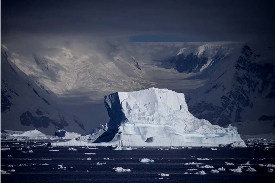 Iceberg gigante se desprende na Antártica