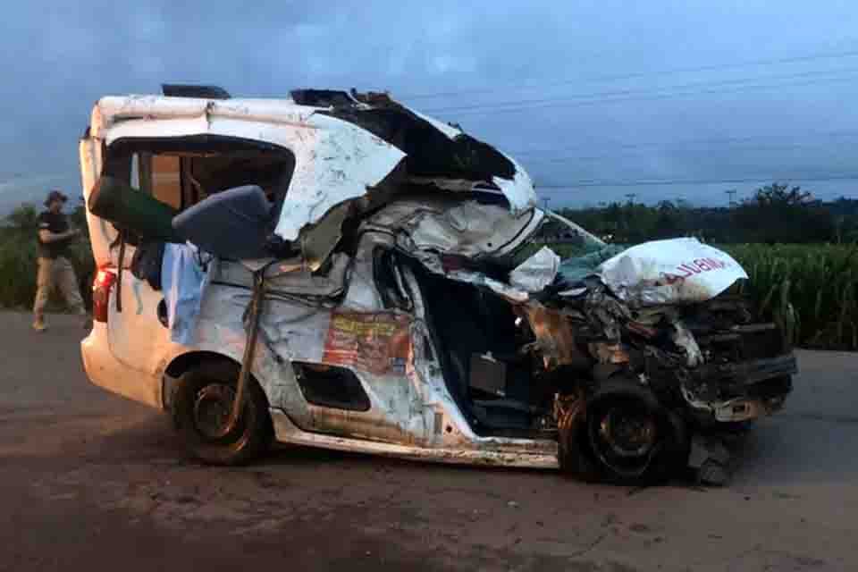 Enfermeira morre após ambulância bater de frente com ônibus na BR-364