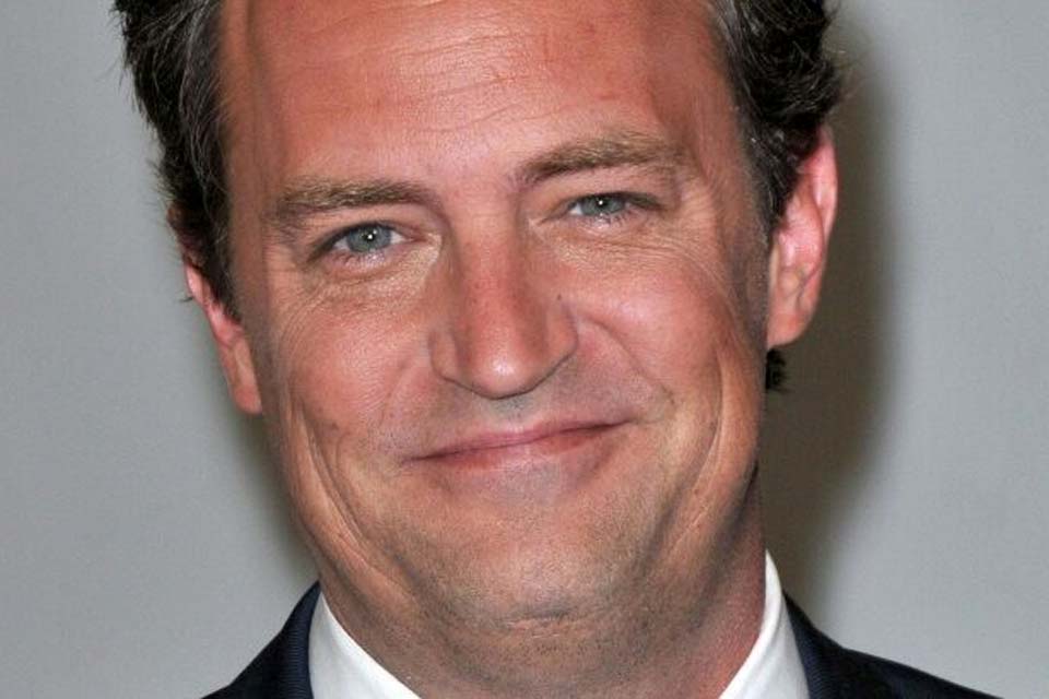 Matthew Perry planejava criar instituição para ajudar dependentes químicos