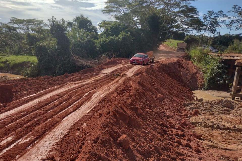 DER conclui desvio para construção de galeria de concreto no rio Córgão na RO-133