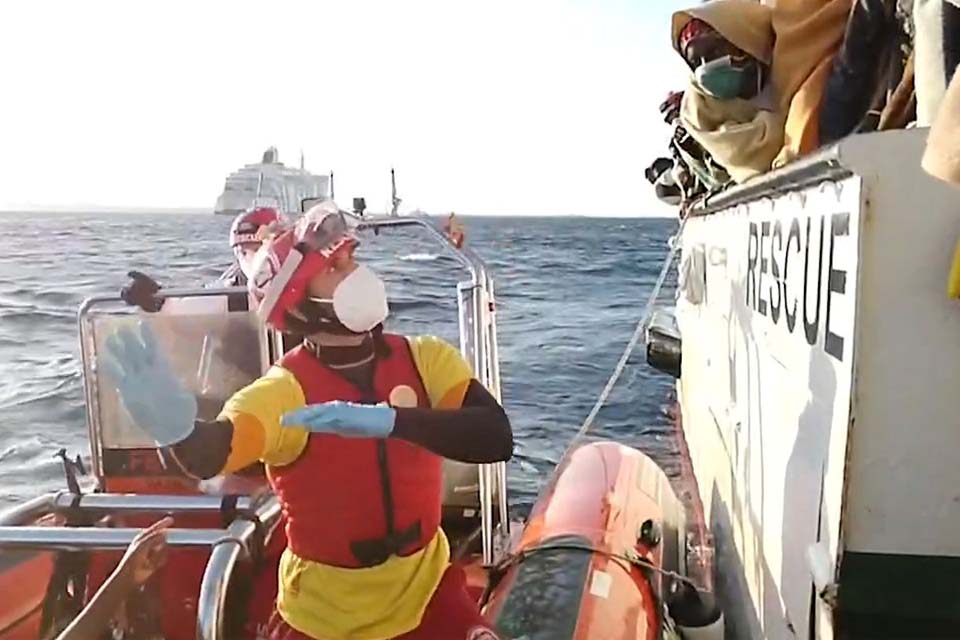 Navio humanitário chega à Itália com 166 náufragos