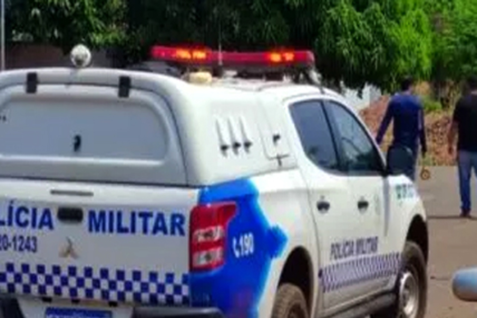 Morador tem casa invadida por assaltante armado com faca