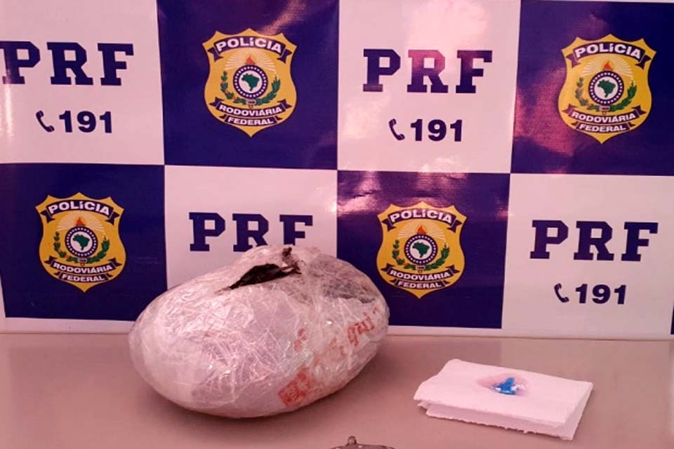 PRF prende homem com 1.640 gramas de cocaina em ônibus de transporte de pacientes