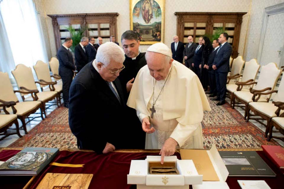 Papa Francisco recebe o presidente palestino Mahmoud Abbas