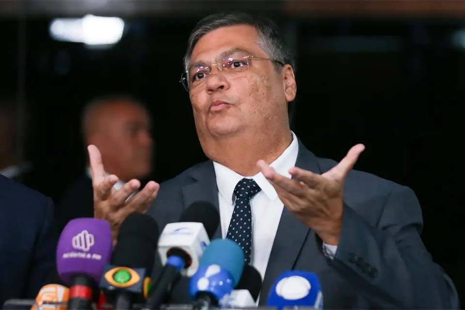 Barroso avalia que posse de Dino no STF deve ocorrer em fevereiro