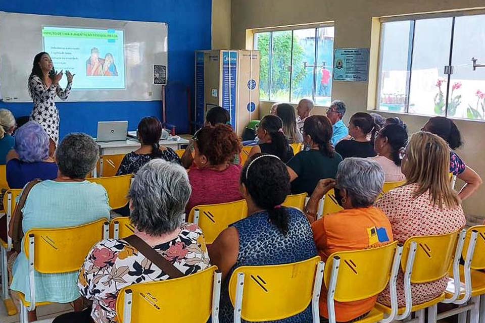 Idosos do Projeto Viver Ativo participam de palestra sobre a importância da alimentação saudável