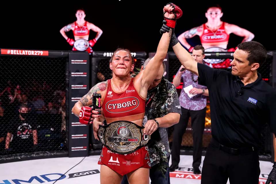 Cris Cyborg revela planos de enfrentar Cat Zingano no Brasil