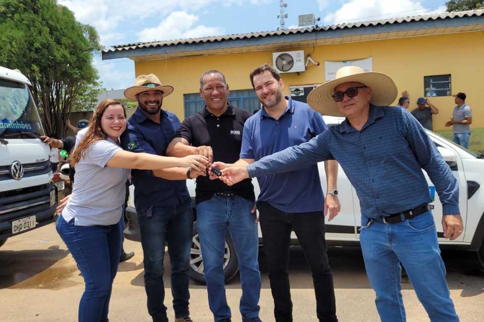 Secretaria de Agricultura recebe tanques de resfriamento de leite e um veículo utilitário para atender produtores rurais