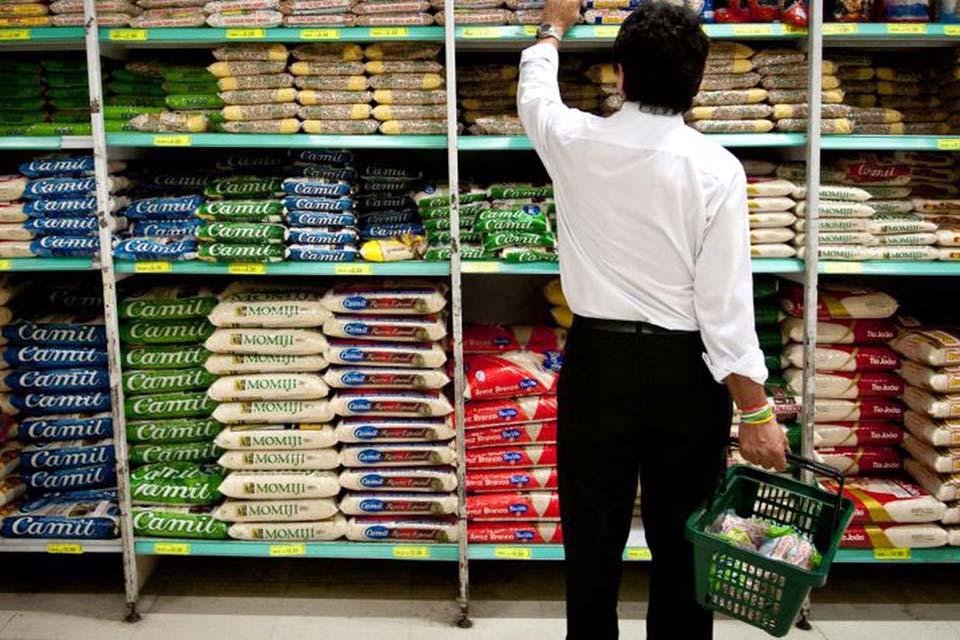 Cesta de compras para família de renda mais baixa sobe 0,36% em agosto