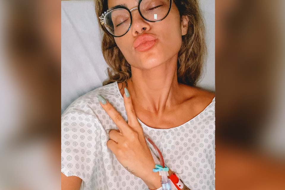 Após passar por cirurgia, Kelly Key mostra curativos na barriga