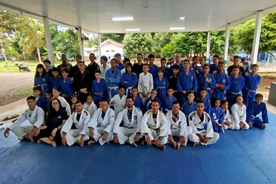 Atletas do projeto ‘Pequeno Samurai’ participam de graduação de Jiu-Jitsu 