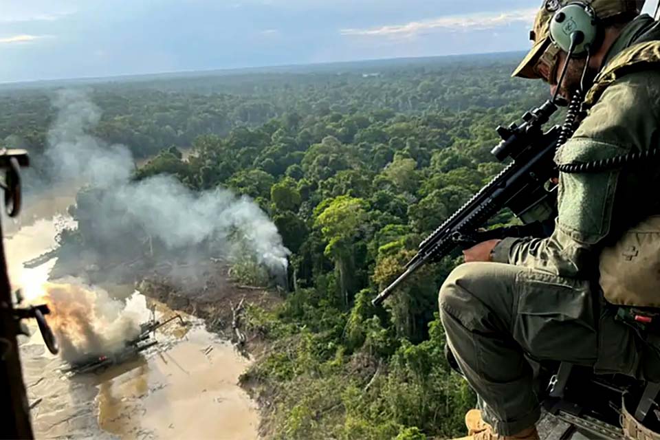 Polícia Federal, Ibama e polícia colombiana desmobilizam garimpo na fronteira