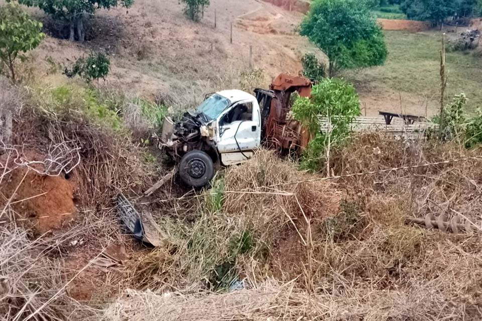 Motociclista morre após acidente envolvendo Caminhão Munck 