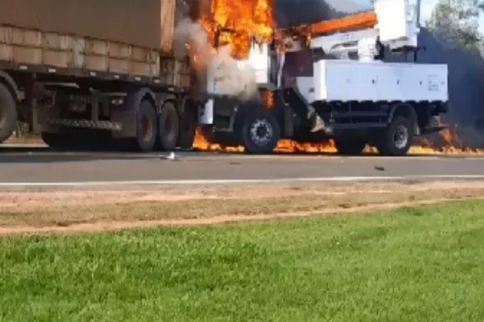 Carreta e caminhão ficam em chamas após colisão na BR-364