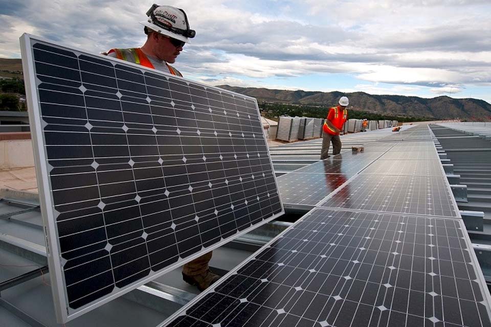 EUA suspendem tarifas a painéis solares e aumentam produção em busca de energia limpa