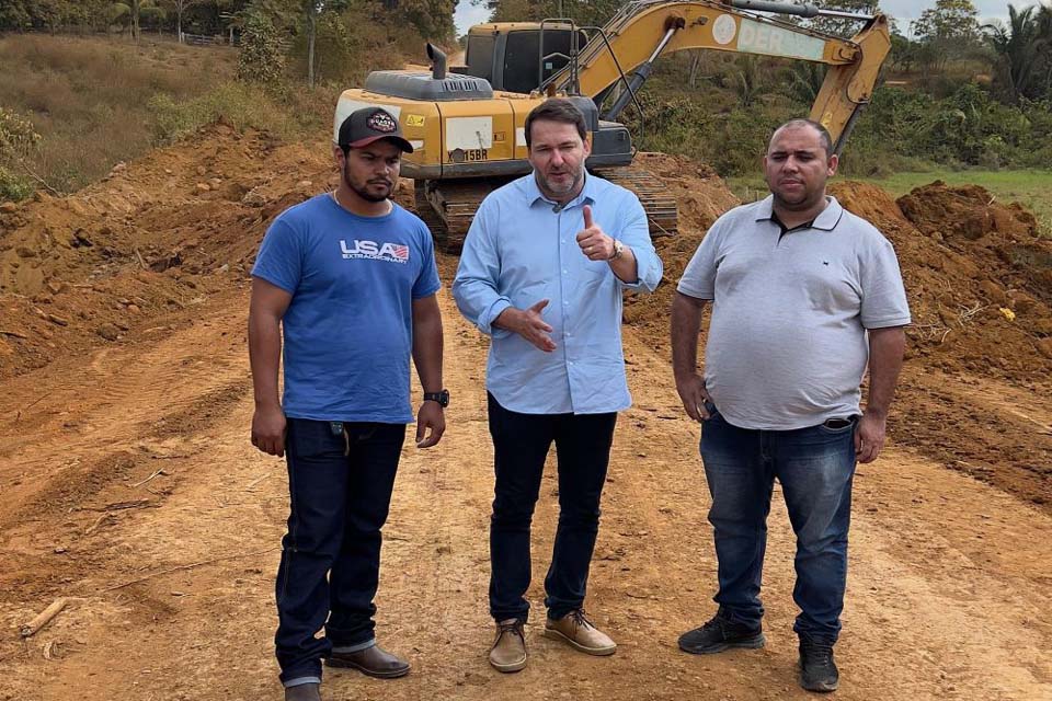 Deputado Alex Redano vistoria obras e concede entrevista em Buritis