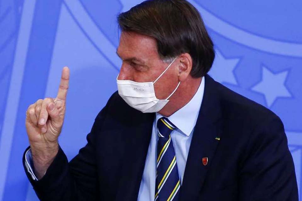 Bolsonaro cobra laboratórios por registros de vacinas no Brasil