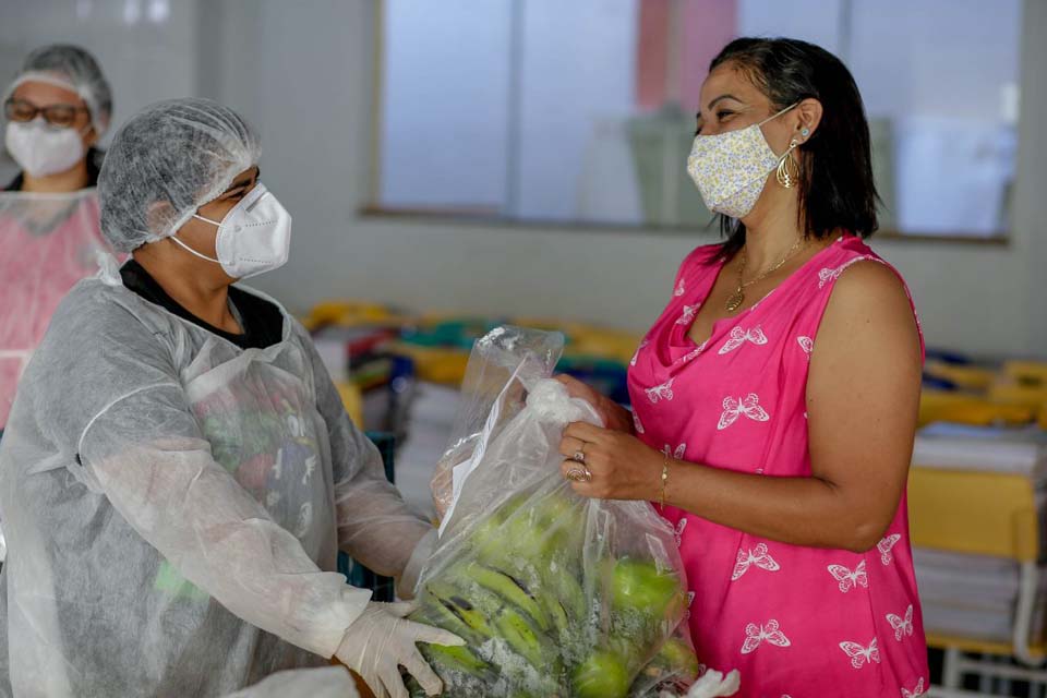 Kits alimentação são entregues aos pais de alunos em escolas estaduais de Porto Velho