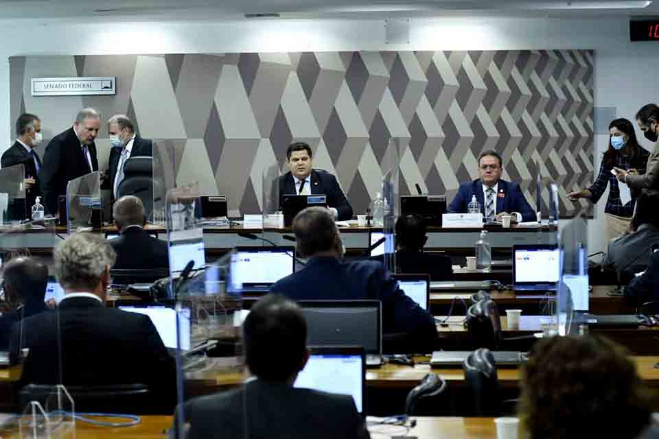 Sem consenso, CCJ do Senado adia votação da reforma tributária