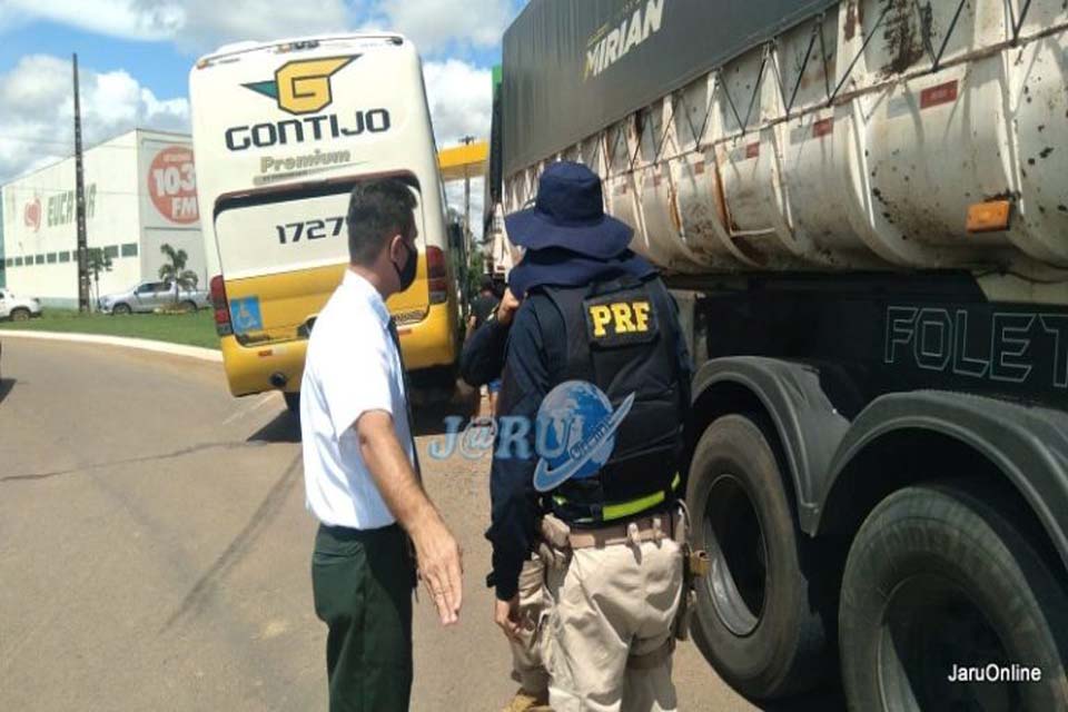 Carreta bi trem colide em Ônibus da Gontijo na BR 364