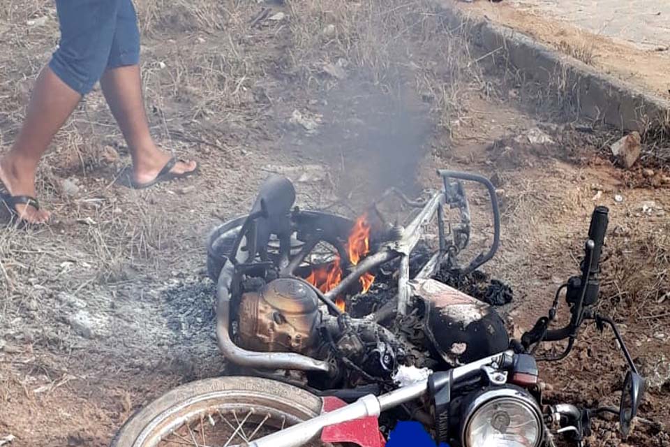 Motocicleta pega fogo após colisão com carro em Ji-Paraná