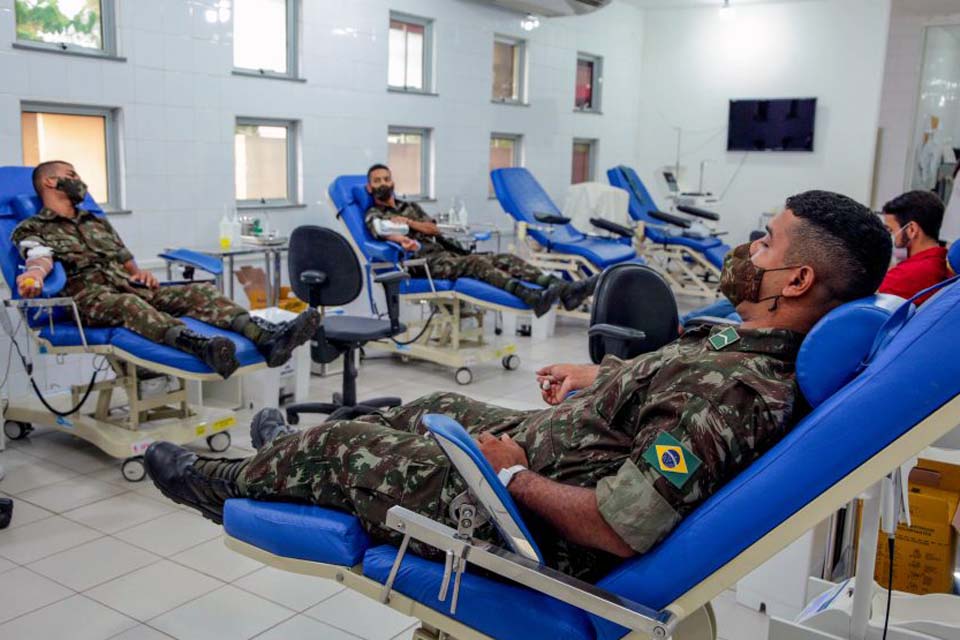 Mães de crianças com doenças hereditárias comemoram doação de sangue por militares e servidores da Setur