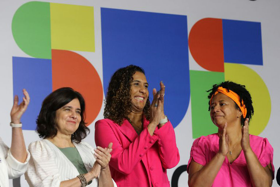 Deputada Sílvia Cristina com ministras na abertura do Gente que faz o SUS acontecer em Brasília  