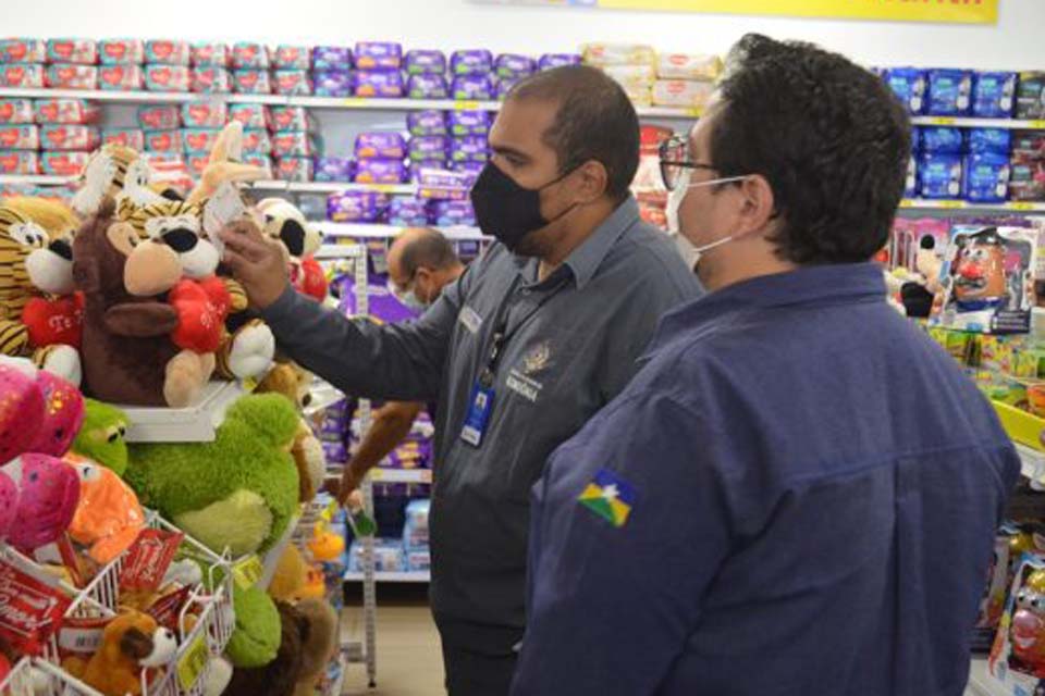 Fiscais do Ipem Rondônia retiram produtos sem certificação do comércio em Jaru 