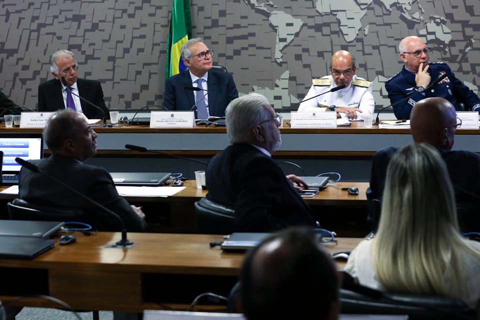 Ministro da Defesa defende que militar para entrar na política deve deixar a Força