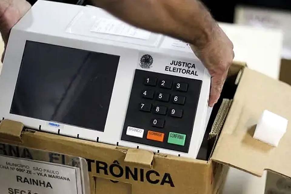 Moraes assina sistemas das urnas e diz que, na Justiça Eleitoral, só o voto é secreto