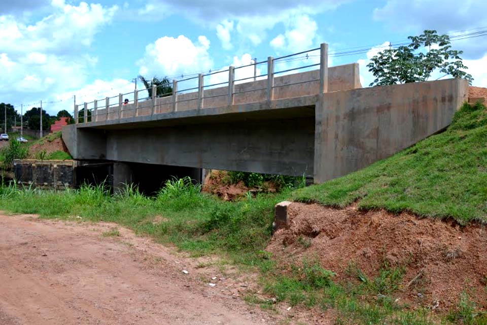 Prefeito assina convênios para a construção de sete importantes pontes em concreto armado para o município