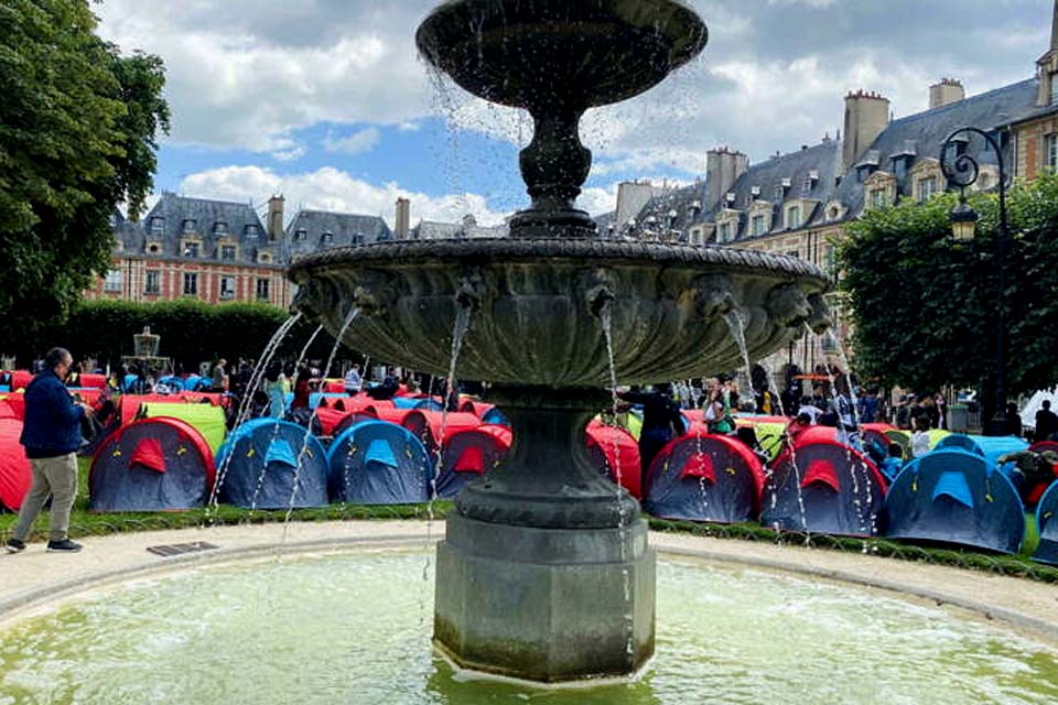 França: cerca de 400 desabrigados ocupam a Place des Vosges em Paris