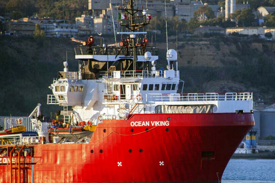 Navio humanitário 'Ocean Viking' busca porto mediterrâneo para 306 migrantes