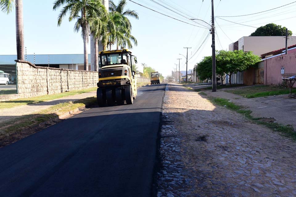 Prefeitura recapeia trecho da rua Rio Branco; via dá acesso aos bairros Jardim dos Migrantes e Presidencial