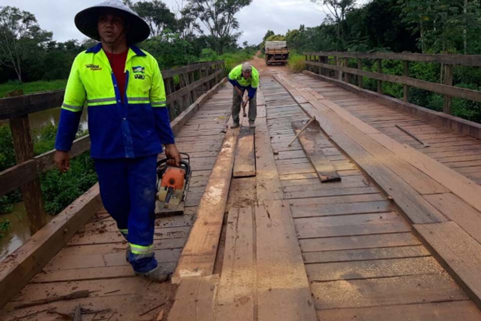 Prefeitura de Jaru realiza manutenção das pontes sobre os Rios Taci e Ubirajara na Linha 625