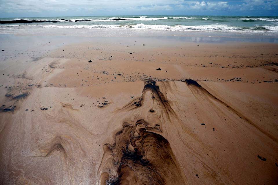 Fragmentos de óleo ainda poluem praias brasileiras, diz Marinha